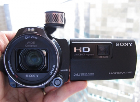 Sony анонсира новите си видеокамери