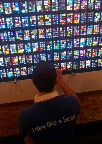 Видеостена от 200 смартфона Nokia Lumia 825