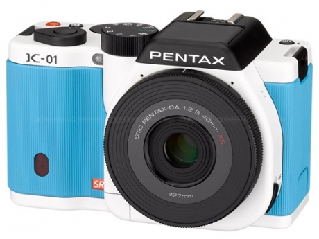 Pentax пуснаха синьо-бяла версия на апарата K-01