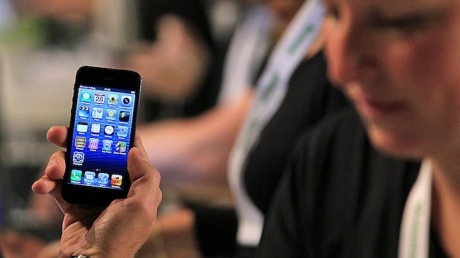 Евтиният iPhone ще помогне на Apple да печели повече