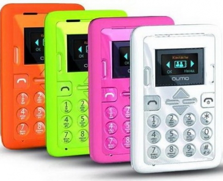 QUMO анонсира миниатюрния мобилен телефон CardPhone със скромна функционалност