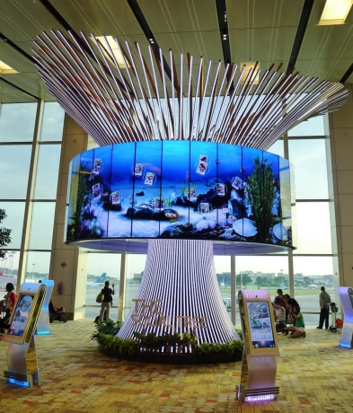 LG и Changi Airport Group създадоха „Дърво на общуването“