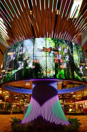 LG и Changi Airport Group създадоха „Дърво на общуването“