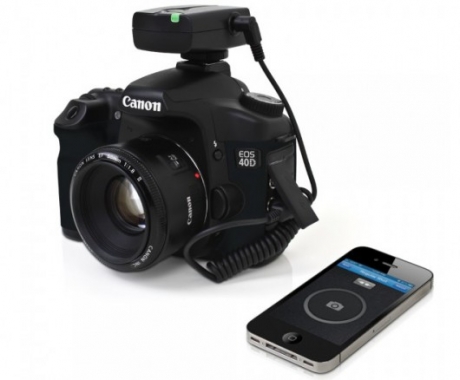 Устройство на Satechi позволява управлението на DSLR апарат от смартфона