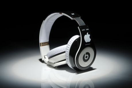 Apple разработват музикална услуга с Beats Electronics?