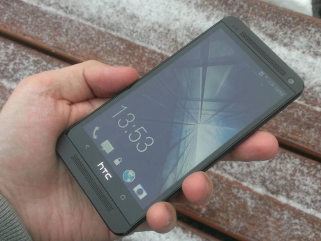 HTC задържа доставките на One