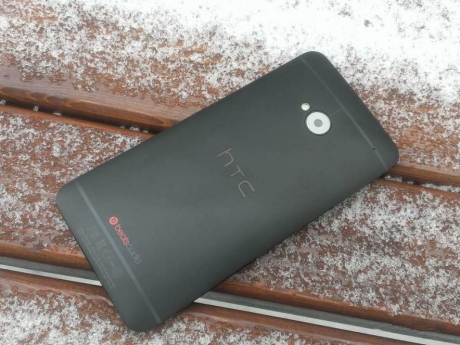 HTC задържа доставките на One