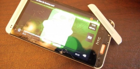 Краш-тест: Apple iPhone 5 срещу HTC One