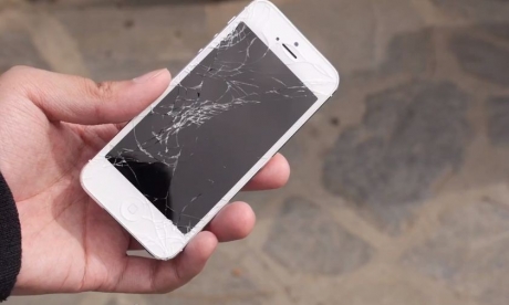 Краш-тест: Apple iPhone 5 срещу HTC One
