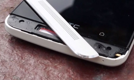 Краш-тест: Apple iPhone 5 срещу HTC One