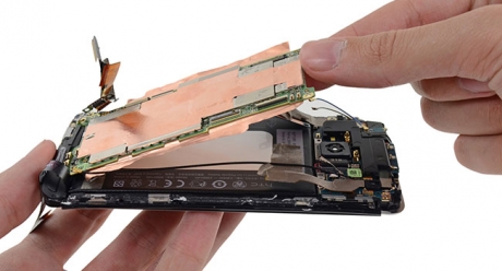 iFixit: HTC One практически е невъзможно да се разглоби без негативни последствия
