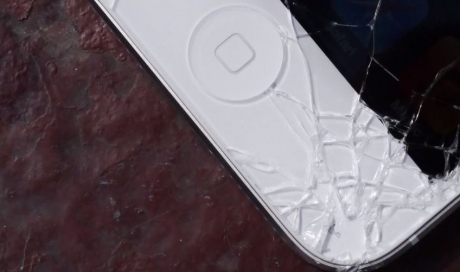 Краш-тест: Apple iPhone 5 срещу HTC One