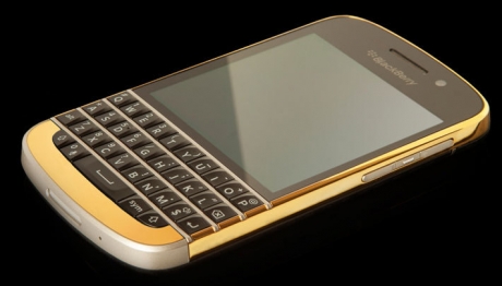 Британци пуснаха луксозна версия на BlackBerry Q10 в златен корпус