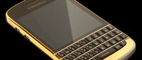Британци пуснаха луксозна версия на BlackBerry Q10 в златен корпус