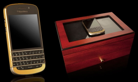 Британци пуснаха луксозна версия на BlackBerry Q10 в златен корпус
