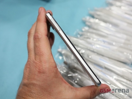 Започнаха продажбите на смартфона Alcatel One Touch Idol Ultra