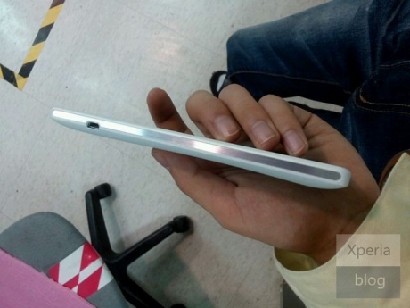 Снимки на неанонсирания смартфон Sony Xperia S39h в бял корпус