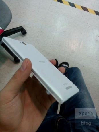 Снимки на неанонсирания смартфон Sony Xperia S39h в бял корпус