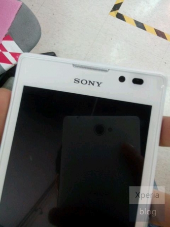 Снимки на неанонсирания смартфон Sony Xperia S39h в бял корпус