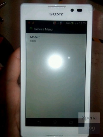 Снимки на неанонсирания смартфон Sony Xperia S39h в бял корпус