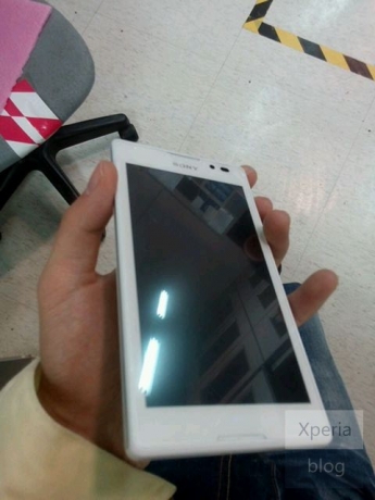Снимки на неанонсирания смартфон Sony Xperia S39h в бял корпус