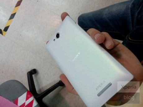 Снимки на неанонсирания смартфон Sony Xperia S39h в бял корпус