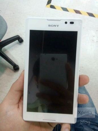 Снимки на неанонсирания смартфон Sony Xperia S39h в бял корпус