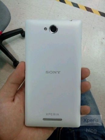 Снимки на неанонсирания смартфон Sony Xperia S39h в бял корпус