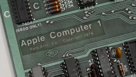 Един от шестте работещи компютъра Apple-1 е продаден за 1 400
