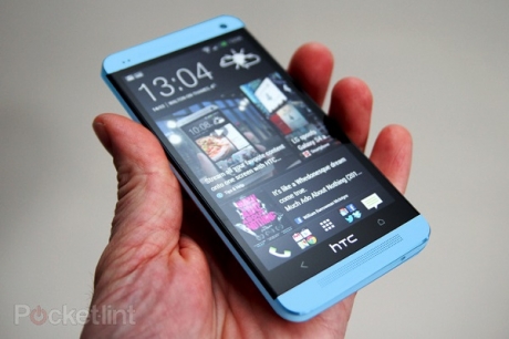 Син HTC One ще бъде пуснат едновременно с червения
