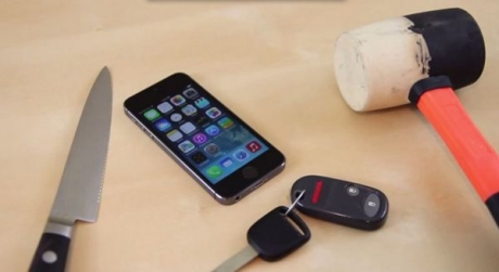 iPhone 5s срещу ключове за кола, кухненски нож и чук (видео)