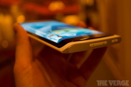 Samsung подготвя смартфон с тристранен дисплей