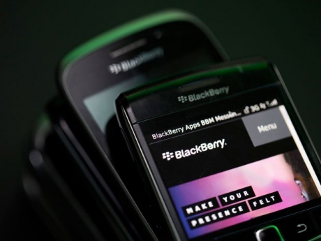 Pfizer се отказват от телефоните на BlackBerry