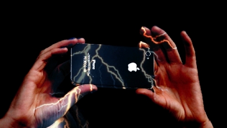Мъж почина, заспивайки върху зареждащ се iPhone 4S