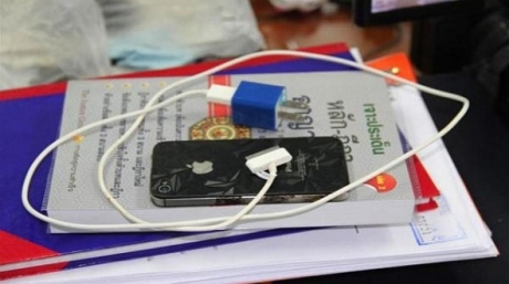 Мъж почина, заспивайки върху зареждащ се iPhone 4S