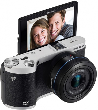 Екранът на фотоапарата Samsung NX300M позволява завъртане на 180º по вертикала