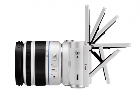 Екранът на фотоапарата Samsung NX300M позволява завъртане на 180º по вертикала