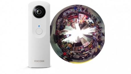 Фотоапаратът Ricoh Theta прави 360-градусови панорами с едно натискане на бутон