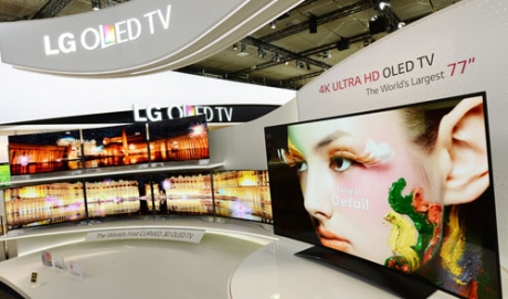 LG представиха 77-инчов OLED Ultra HD телевизор с извит екран
