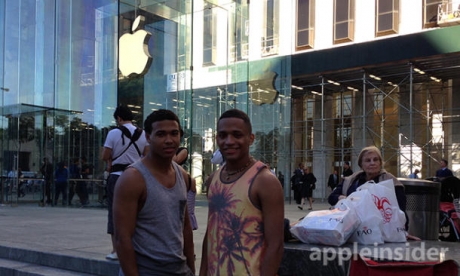 Нетърпеливи фенове вече се наредиха на опашка за новите iPhone-и на Apple