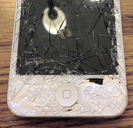 iCracked: Донесете ни потрошените си iPhone-и и ние ще ги поправим