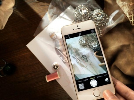 iPhone 5S ще дебютира четири дни по-рано… на модно ревю