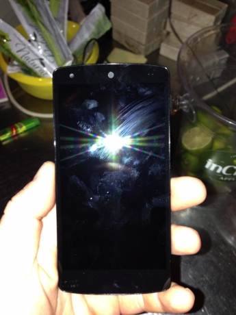 Изгубен Nexus 5 в бар: снимки и видео