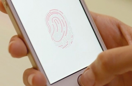 Член на Сената призова Apple да обясни какво става със събраната информация от пръстовия отпечатък в iPhone 5S