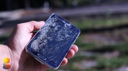 Samsung GALAXY S5 издържа на падане от голяма височина (видео и снимки)