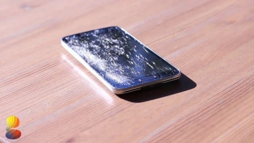 Samsung GALAXY S5 издържа на падане от голяма височина (видео и снимки)
