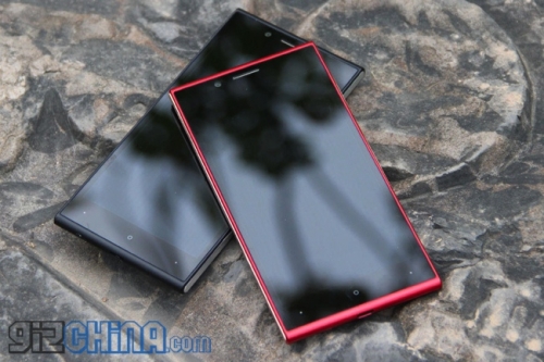 Neo M1: китайски смартфон с две операционни системи: Android и Windows Phone