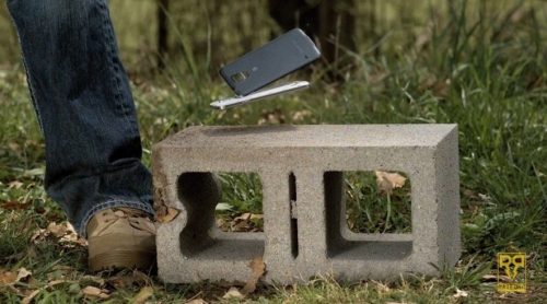 Samsung GALAXY S5 срещу крупнокалибрена пушка