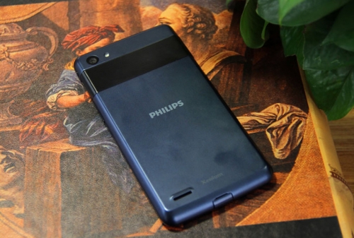 Защитен смартфон от Philips с батерия като на таблет