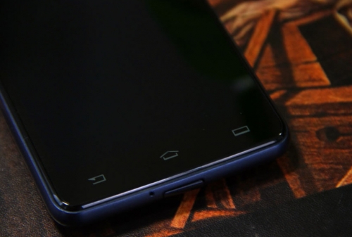 Защитен смартфон от Philips с батерия като на таблет
